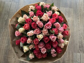 Boeket 60 gemengde rozen