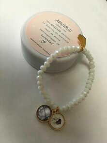 Armbandje facetsteentjes" aandenken" met 2 bedels(tekst en foto)