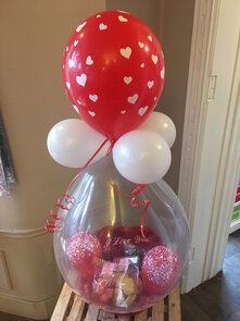 Ballon Valentijn gevuld met lekkernijen en 2 flesjes cava 